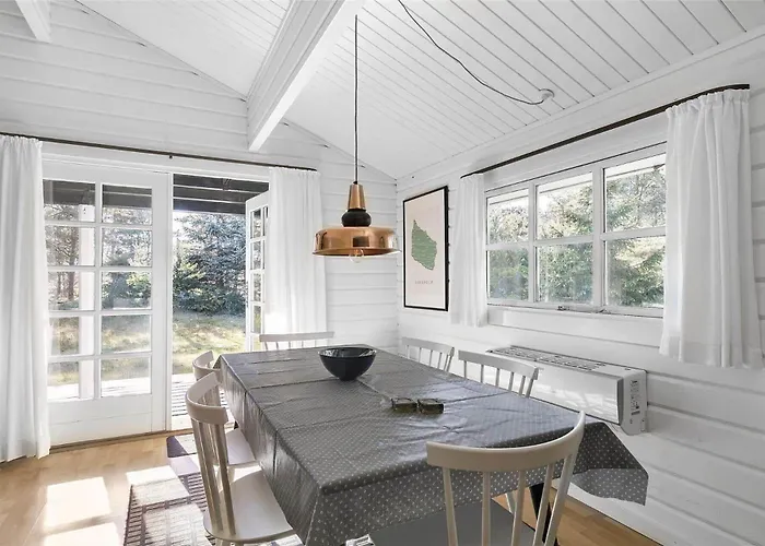 1593 Aakirkeby - Poserevaenget 29 Vester Somarken